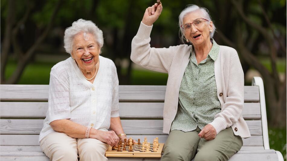 Rentnerinnen spielen Schach
