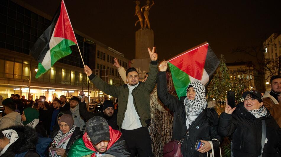 Waffenruhe wird auf dem Hermannplatz gefeiert