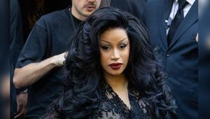 Cardi B soll einen Fan mit einem Mikrofon verletzt haben.