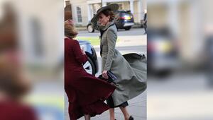 Kate hatte mit stürmischem Wind und ihrer Kopfbedeckung zu kämpfen.
