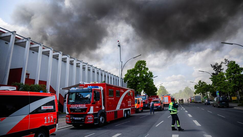 Brand in Metalltechnikfirma in Berlin-Lichterfelde