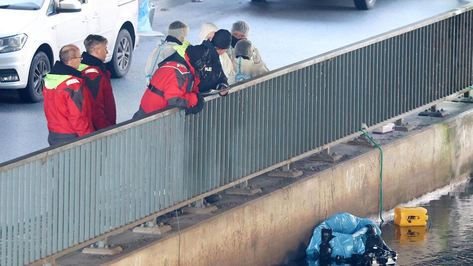 Suche nach weiteren Leichenteilen in Hamburger Kanal