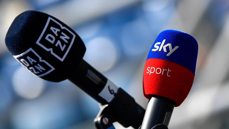 Mikrofone der konkurrierenden Live-Fußball-Anbieter DAZN und Sky