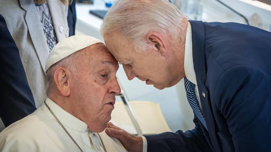 Joe Biden und Papst Franziskus