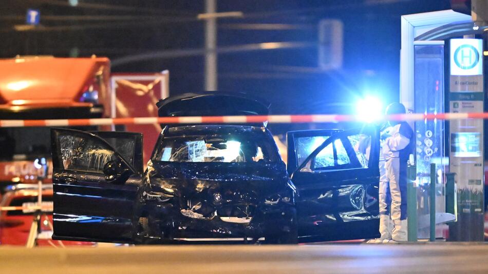 Auto fährt in Menschenmenge auf Magdeburger Weihnachtsmarkt