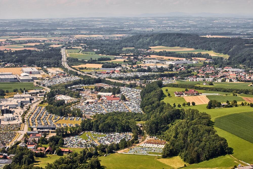 Luftaufnahme vom Festivalgelände "Woodstock der Blasmusik"