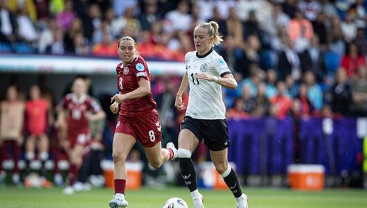 Lea Schüller trifft zum 2:1 für Deutschland gegen Dänemark.