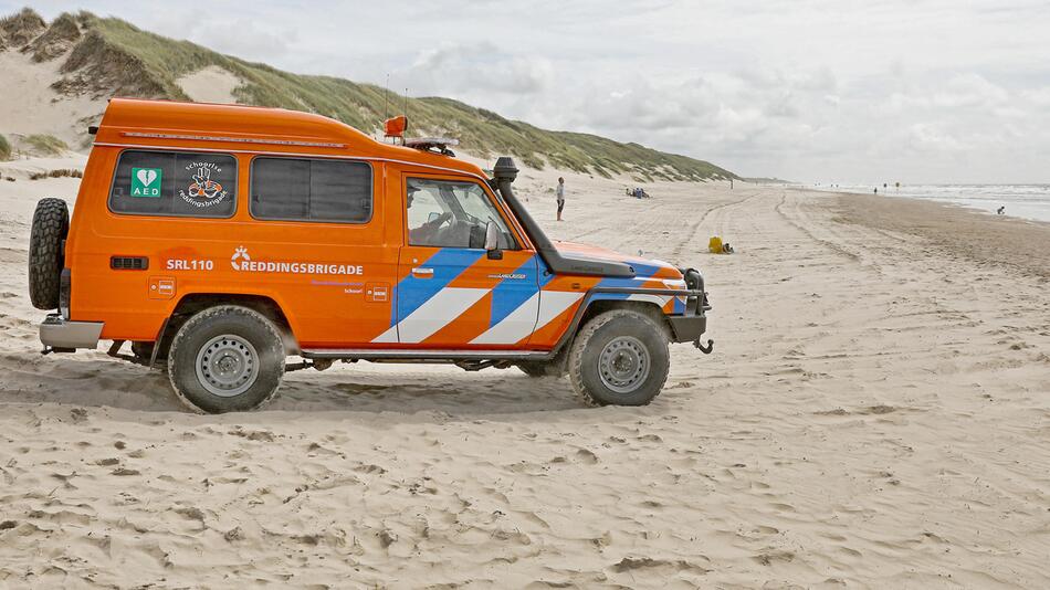 Einsatzfahrzeug der niederländischen Lebensrettungsgesellschaft KNRM am Strand