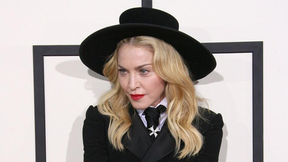 In einem emotionalen Instagram-Beitrag verabschiedet sich Popstar Madonna von ihrem jüngeren ...