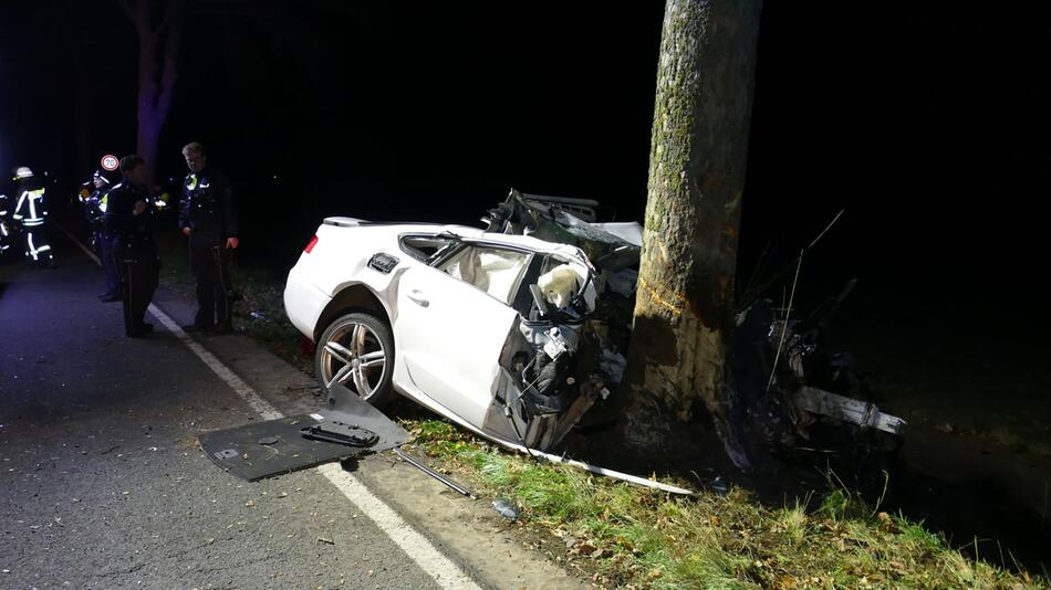 Fahrer fährt gegen Baum - schwer verletzt