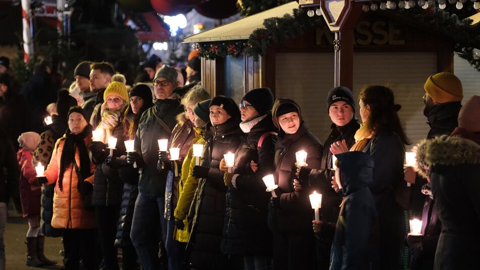 Hunderte bei Menschenkette gegen rechte Vereinnahmung