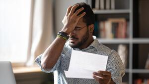 Mann hält einen Brief in der Hand