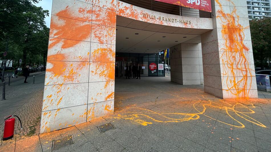 Klima-Aktivisten sprühen Farbe an SPD-Parteizentrale in Berlin