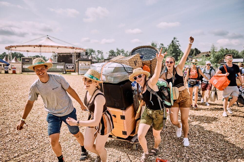 Anreise mit Instrumenten beim Festival "Woodstock der Blasmusik"
