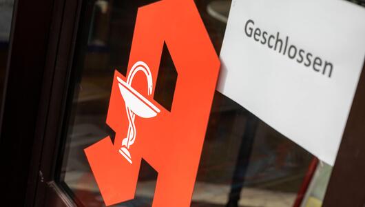 Apotheke mit einem "Geschlossen"-Schild