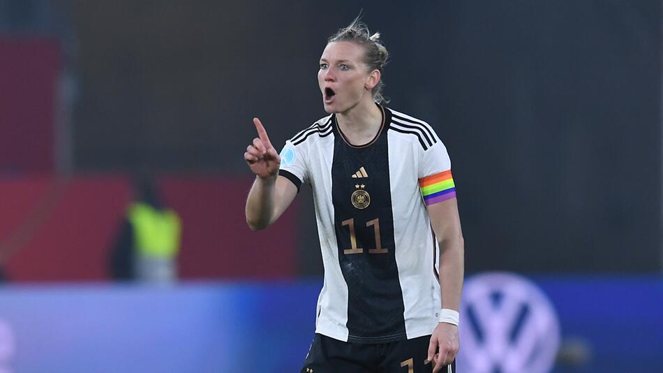 Deutschlands Nationalmannschafts-Kapitänin Alexandra Popp während des Spiels gegen Schweden
