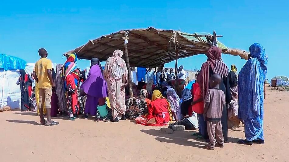 Nahrungsmittelausgabe in einem Flüchtlingslager in Darfur