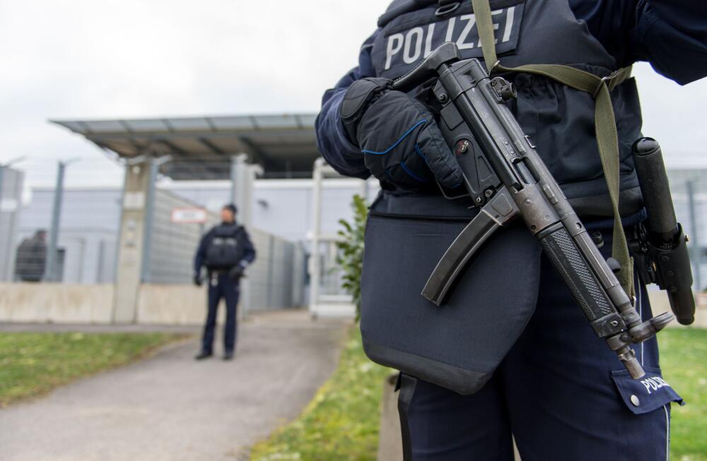 Bewaffnete Polizisten sichern das Gebäude des Oberlandesgerichtes