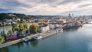 Flusskreuzfahrtschiff an einer Anlegestelle in Passau