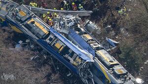 Rettungskräfte stehen an der Unfallstelle des Zugunglücks in der Nähe von Bad Aibling
