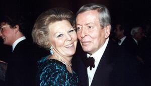 Ein Bild aus glücklichen Tagen: Beatrix der Niederlande strahlt bei einem Tanz mit ihrem Ehemann ...