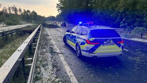 Ein Polizeiauto steht auf verwüsteter Straße.