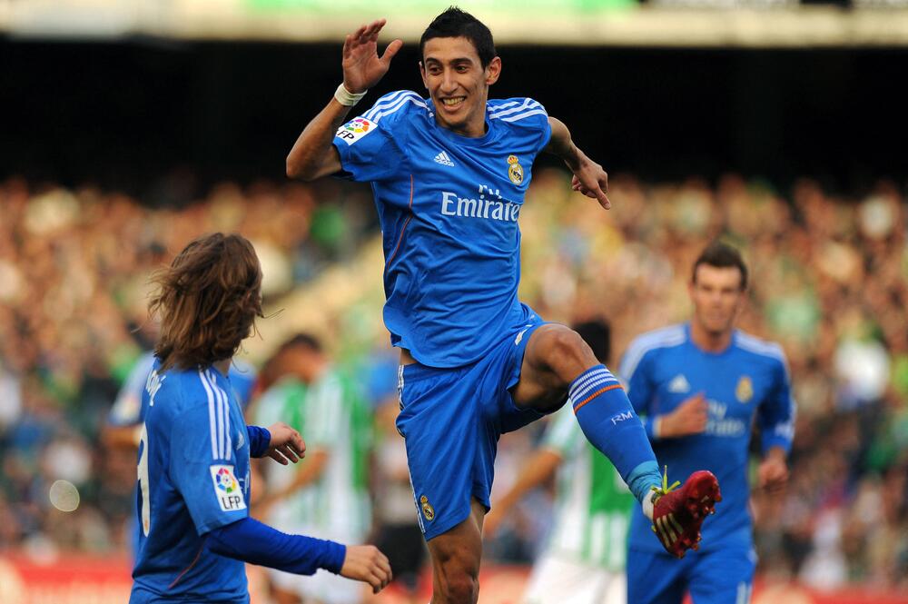 Real Madrids Angel Di Maria bejubelt am 18. Januar 2014 in Sevilla ein Tor mit Luka Modric