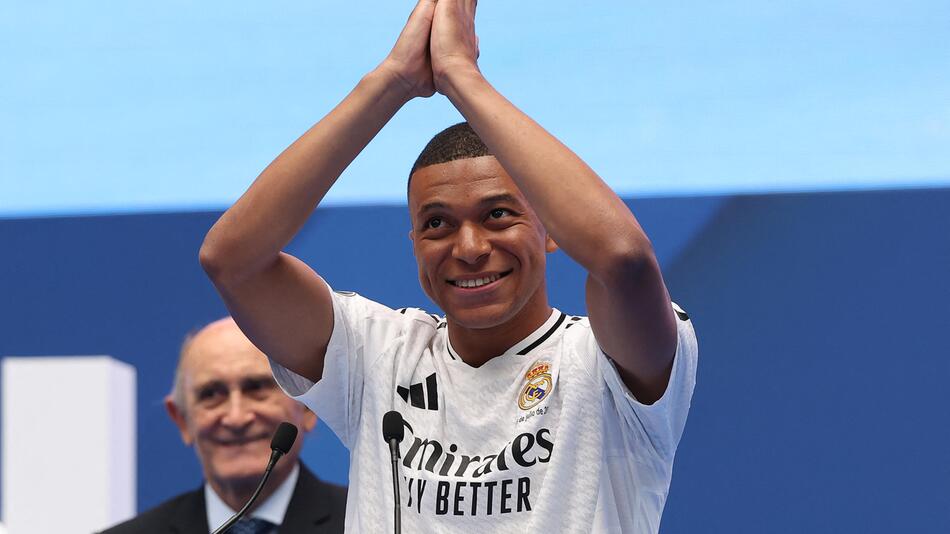 Kylian Mbappe grüßt während seiner Präsentation bei Real Madrid ins Publikum