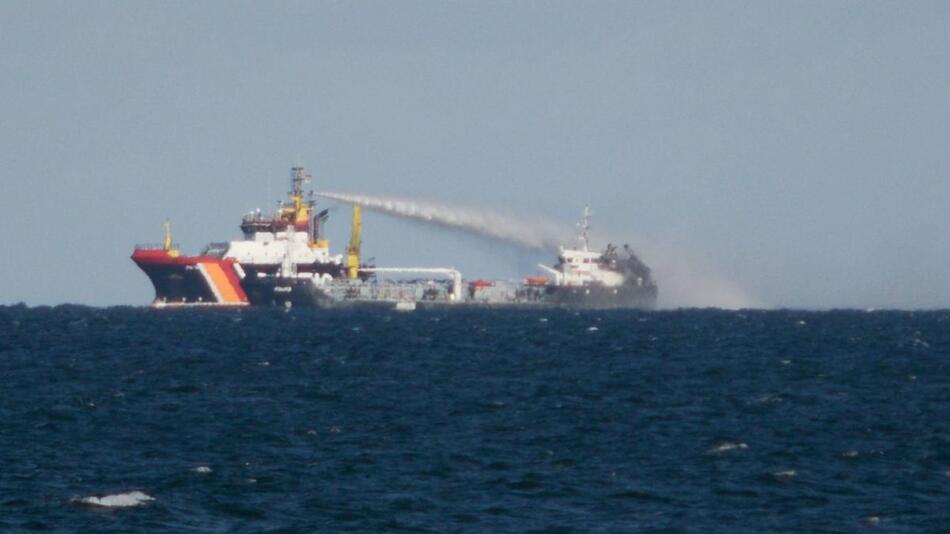 Großeinsatz auf Ostsee: Brennender Öltanker vor Heiligendamm