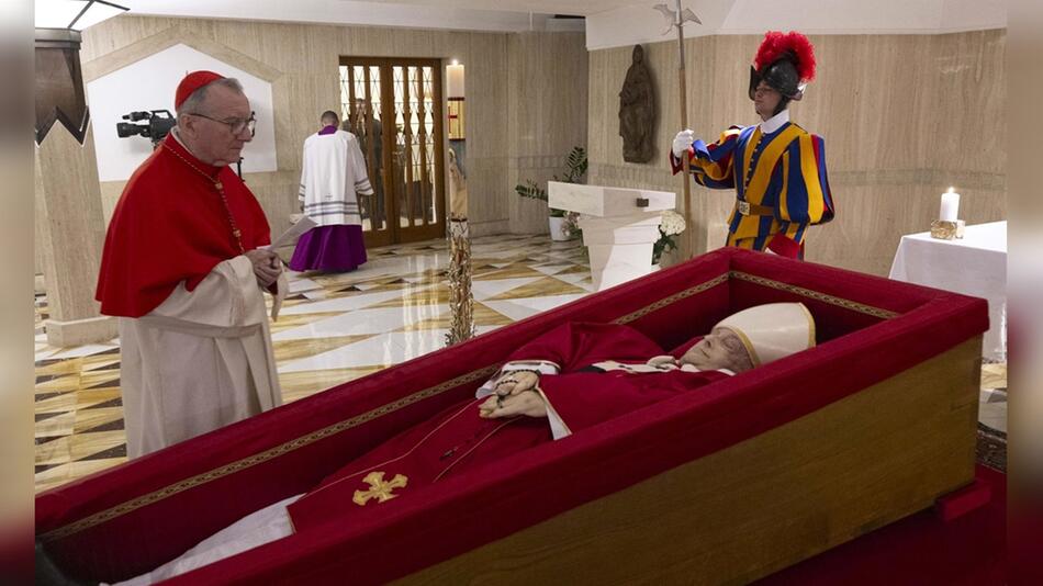 Der Leichnam von Papst Franziskus ist aktuell in einer privaten Kapelle im Vatikan aufgebahrt.