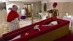 Der Leichnam von Papst Franziskus ist aktuell in einer privaten Kapelle im Vatikan aufgebahrt.