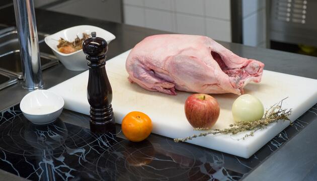 Eine rohe Weihnachtsgans liegt zur Zubereitung bereit