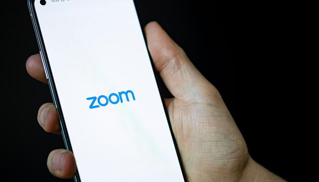 Zoom-Logo auf einem Smartphone