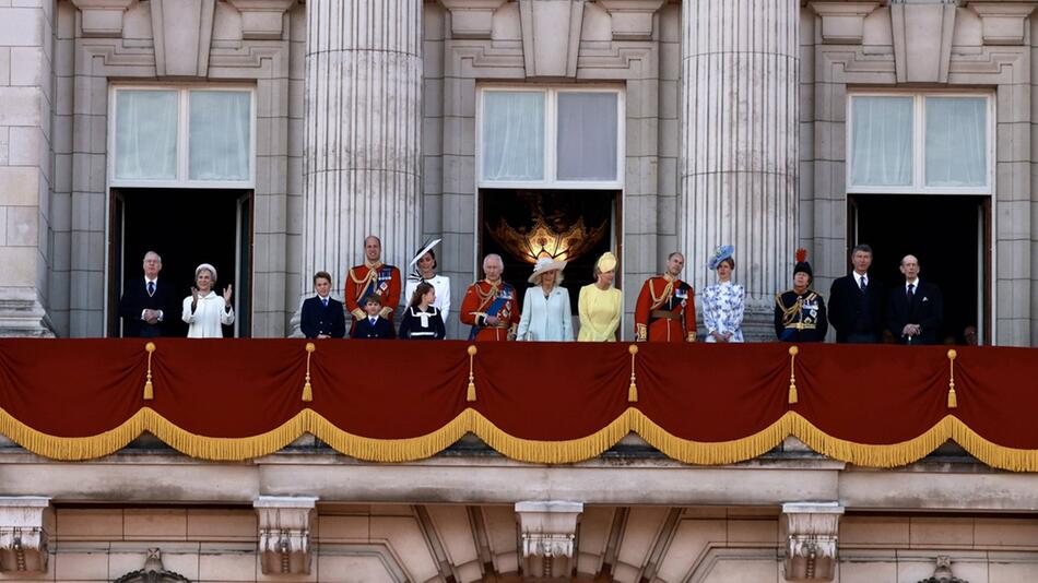 Am 15. Juni versammelte sich die Royal Family um König Charles III. und Königin Camilla bei ...