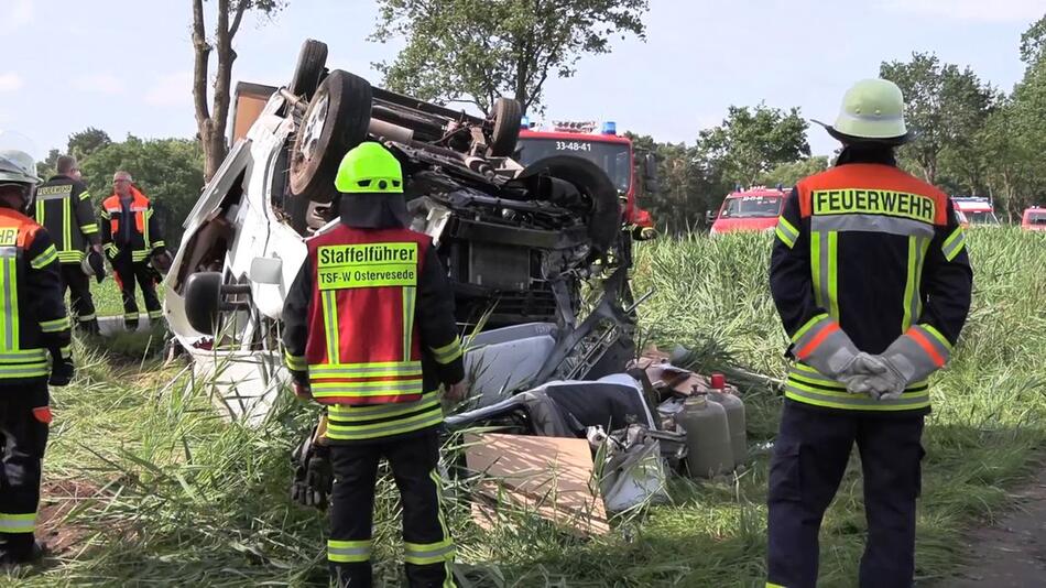 Scheeßel: Wohnmobil überschlagt sich - Rettungshubschrauber im Einsatz