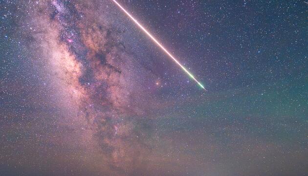 Seltener Feuerball am Himmel neben der Milchstraße