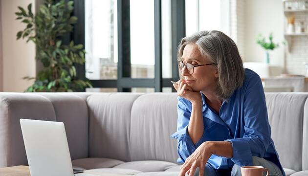 Eine Frau vor einem Laptop