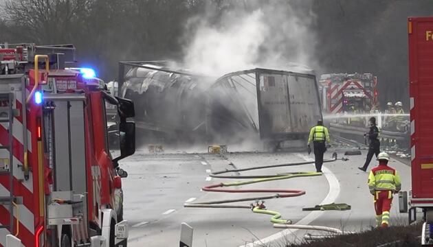 Lastwagen brennt auf A2 – Fahrer tot