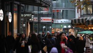 Passanten laufen durch eine Einkaufsstraße in Hamburg