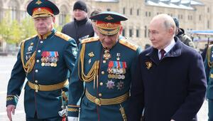 Wladimir Putin (r.) hat den Chef der russischen Bodenstreitkräfte, Oleg Saljukow, entlassen.