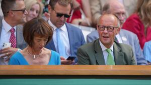 Friedrich Merz mit seiner Frau Charlotte in der Royal Box des Centre Court von Wimbledon.