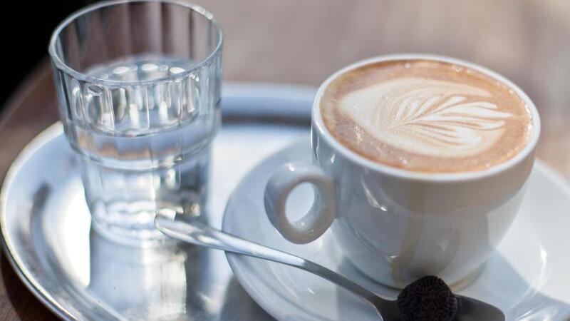 Cappuccino und Wasser