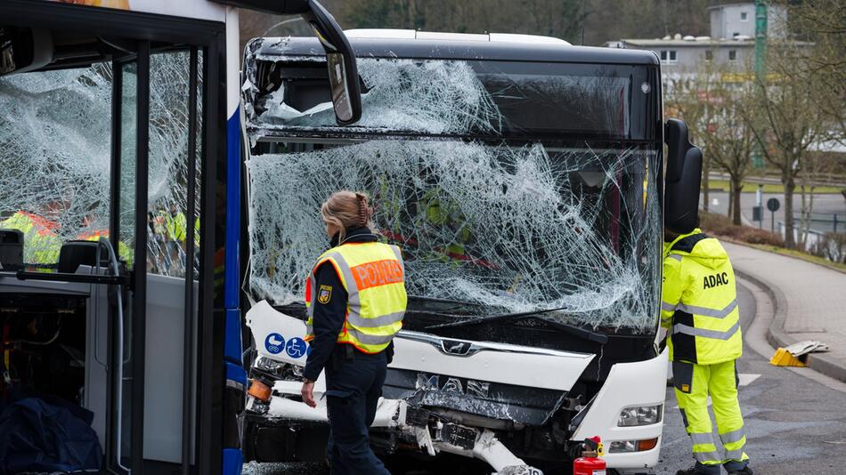 Zwei Linienbusse zusammengestoßen