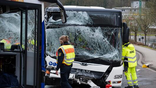 Zwei Linienbusse zusammengestoßen