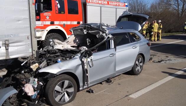 Tödlicher Unfall auf A1 in Niedersachsen – Pkw fährt in Stauende