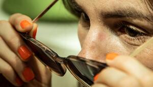 Abdrücke an der Nase einer Frau beim Tragen der Sonnenbrille