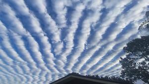 „Altocumulus“-Formation: Seltenes Wolkenmuster über Queensland