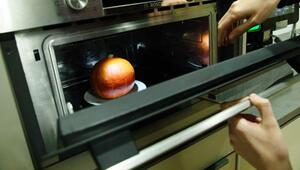 Kürbis ist in einer Mikrowelle zu sehen