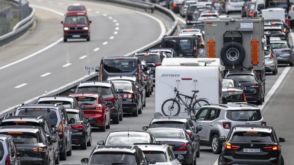 Unter anderem am Gotthardtunnel erwartet der ADAC Stau.