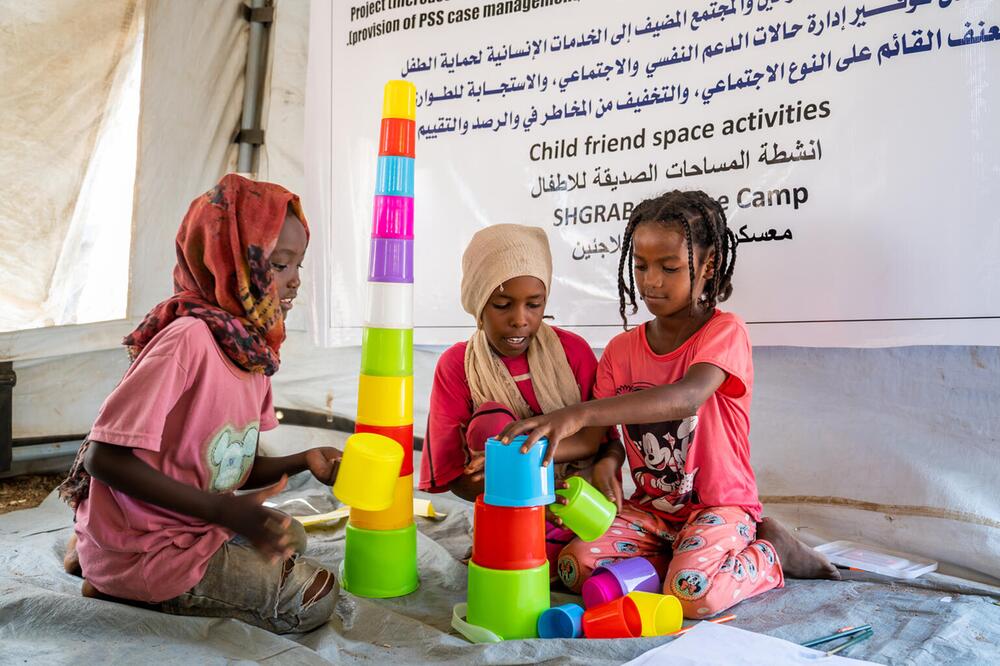 Kinder spielen mit Bauklötzen in einem Zelt